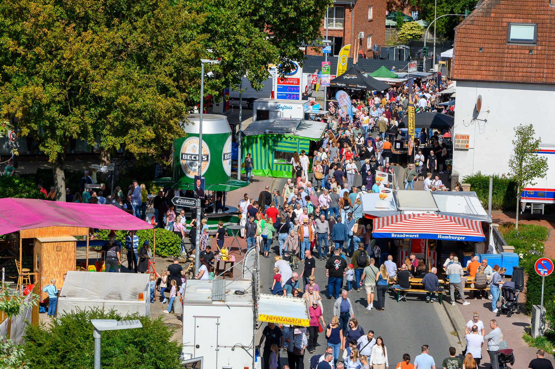 Blick von oben auf die gut besuchte Leester Straße beim Hollandmarkt 2026