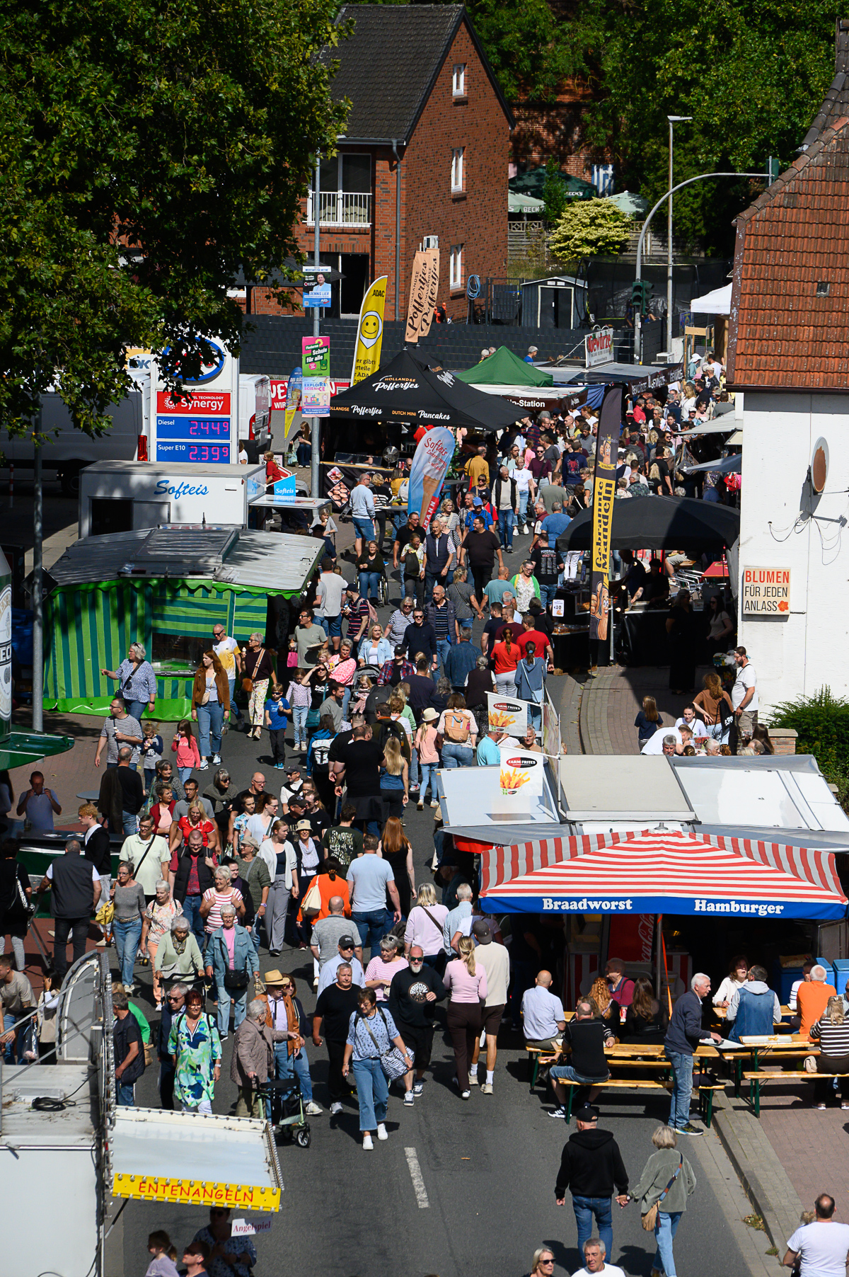 Blick über die gut besuchte Leester Straße beim Hollandmarkt 2026