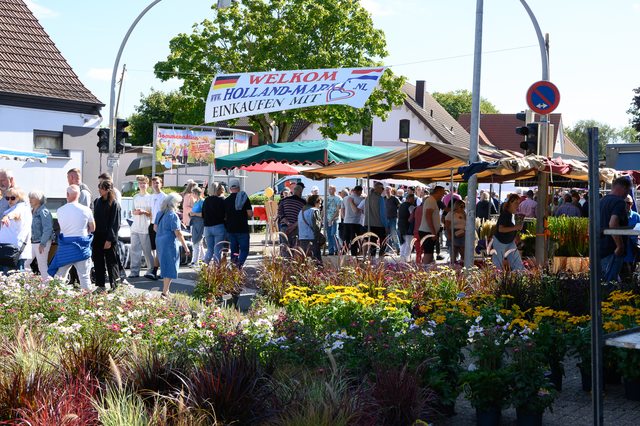Hollandmarkt 2026: Blick auf das Willkommensbanner und die Marktstände