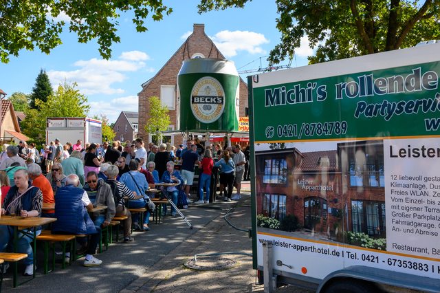 Hollandmarkt 2026: Besucherinnen und Besucher an den Tischen vor einem Marktstand