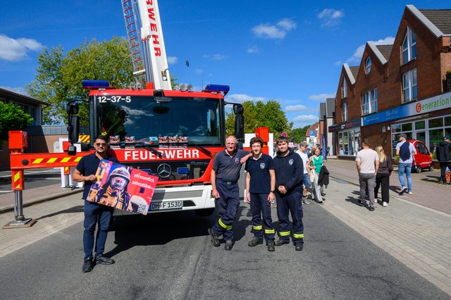 Hollandmarkt 2026: Feuerwehrleute und ihr Fahrzeug auf dem Markt