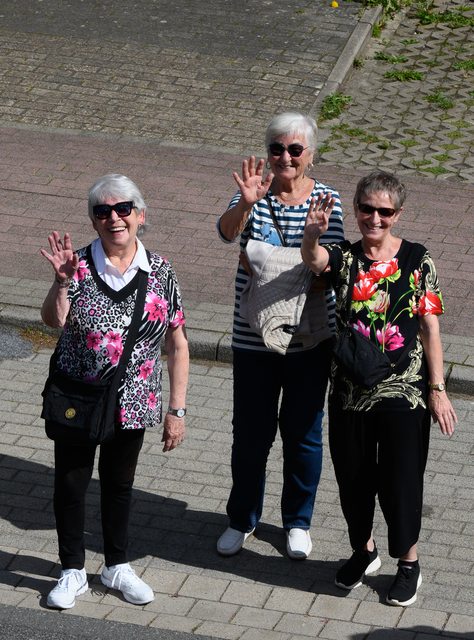 Hollandmarkt 2026: Drei Besucherinnen winken in die Kamera