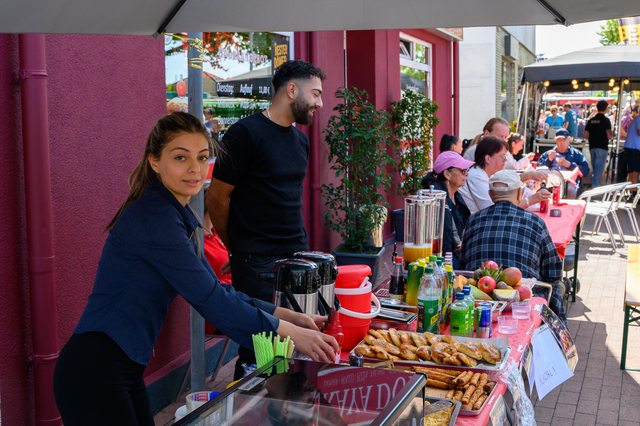 Hollandmarkt 2026: Besucherinnen und Besucher an einem Verkaufsstand