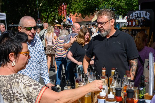 Hollandmarkt 2026: Ein Getränk wird an einem Stand gereicht