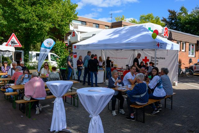 Hollandmarkt 2026: Menschen genießen den Markt an Tischen im Freien