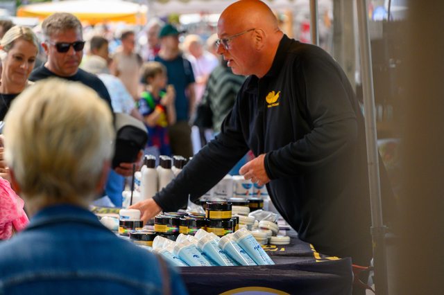 Hollandmarkt 2026: Bedienung an einem Marktstand