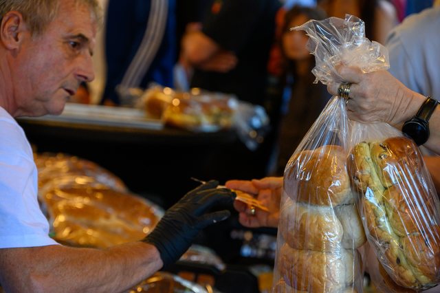 Hollandmarkt 2026: Frische Backwaren werden eingepackt