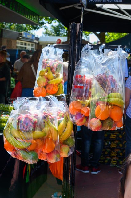 Hollandmarkt 2026: Abgepacktes Obst in bunten Beuteln
