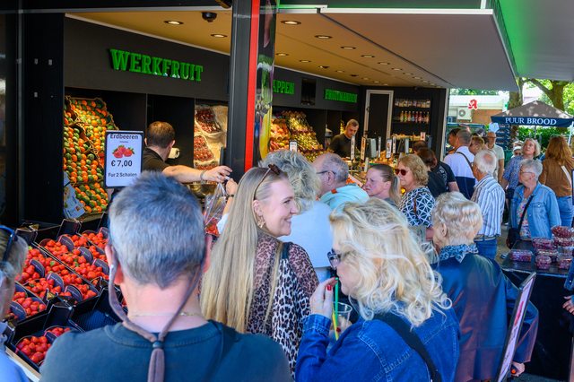 Hollandmarkt 2026: Besucherinnen und Besucher am Obststand