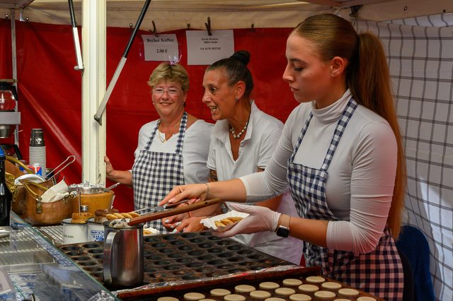 Hollandmarkt 2026: Frisch zubereitetes Gebäck am Marktstand