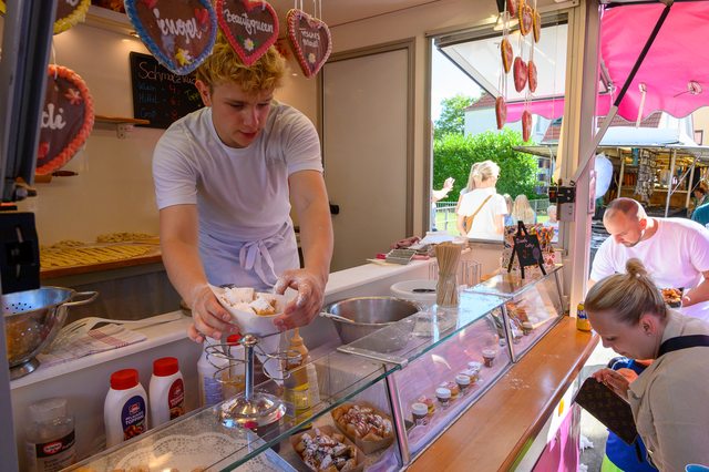 Hollandmarkt 2026: Backwaren werden hinter einer Verkaufstheke angeboten