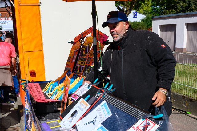 Hollandmarkt 2026: Ein Verkäufer an seinem Marktstand