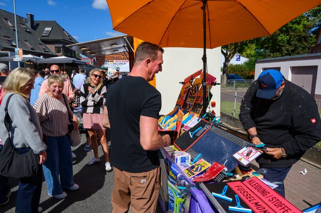 Hollandmarkt 2026: Besucher an einem Stand mit verschiedenen Waren