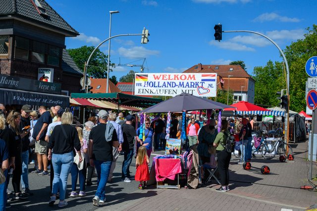 Hollandmarkt 2026: Der Eingang zum Hollandmarkt mit Willkommensbanner
