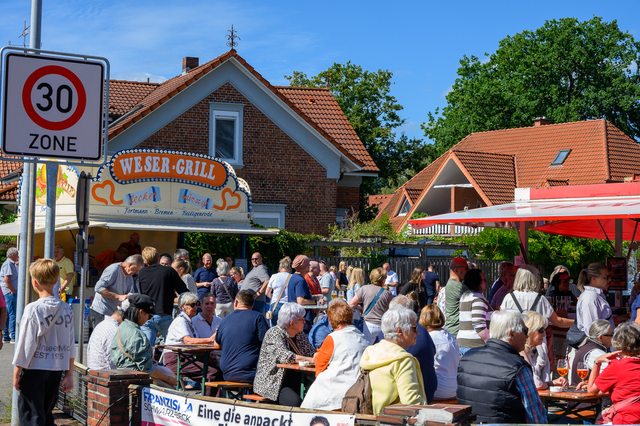 Hollandmarkt 2026: Gäste an den Tischen beim Weser-Grill