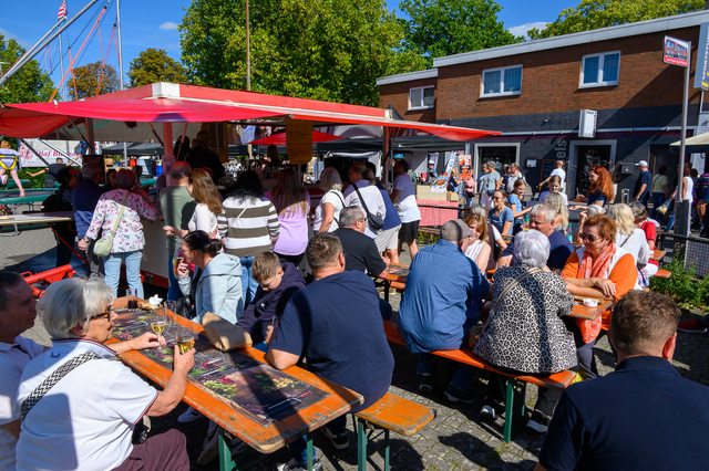 Hollandmarkt 2026: Besucherinnen und Besucher an den Tischen im Freien