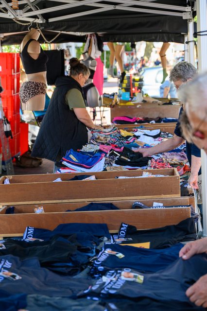 Hollandmarkt 2026: Kleidung an einem Marktstand