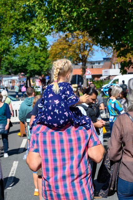 Hollandmarkt 2026: Ein Kind sitzt auf den Schultern eines Erwachsenen im Marktgetümmel