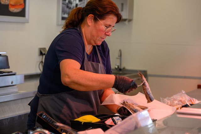 Hollandmarkt 2026: Fisch wird am Stand frisch vorbereitet