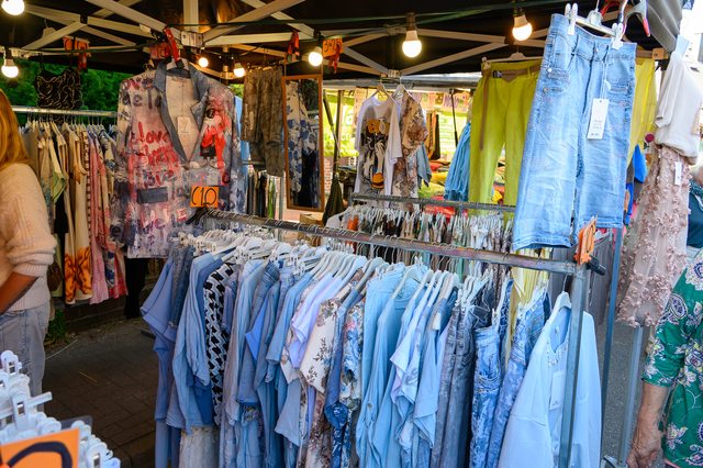 Hollandmarkt 2026: Kleidung und Accessoires am Marktstand