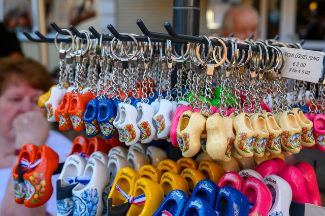 Hollandmarkt 2026: Bunte Holzschuhe und andere Souvenirs