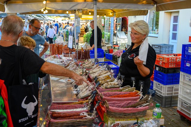 Hollandmarkt 2026: Wurstwaren an einem Marktstand