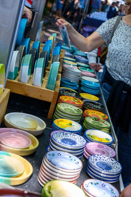 Hollandmarkt 2026: Nahaufnahme von buntem Keramikgeschirr