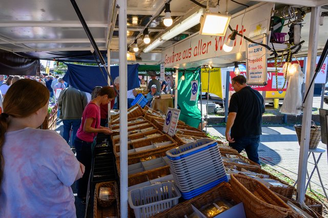Hollandmarkt 2026: Ein Marktstand mit Backwaren und Snacks