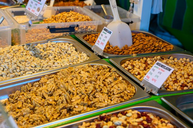 Hollandmarkt 2026: Verschiedene herzhafte Snacks in der Auslage